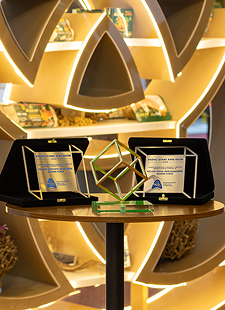 Troféus dourados em vitrine